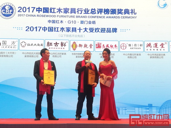 萬家宜在領獎臺上接受來自廈門電視臺的主持人采訪 萬家宜在領獎臺上接受來自廈門電視臺的主持人采訪