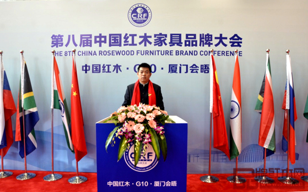 廣作紅木研究院院長(zhǎng)尹付林在會(huì)議現(xiàn)場(chǎng)背景板拍照留念 廣作紅木研究院院長(zhǎng)尹付林在會(huì)議現(xiàn)場(chǎng)背景板拍照留念