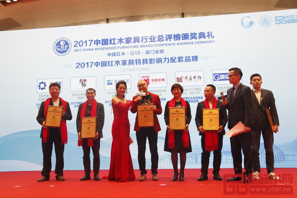 領(lǐng)獎(jiǎng)臺(tái)上,卓木王集團(tuán)總裁杜長(zhǎng)江向大家闡述華匠中飾整裝的概念 領(lǐng)獎(jiǎng)臺(tái)上,卓木王集團(tuán)總裁杜長(zhǎng)江向大家闡述華匠中飾整裝的概念