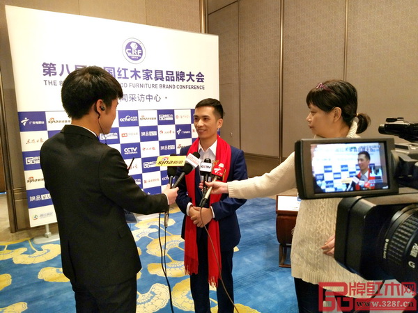 鴻運(yùn)堂銷售總監(jiān)曹家祥在品牌大會(huì)現(xiàn)場(chǎng)接受中央電視臺(tái)、新浪直播、廣東電視臺(tái)、南方電視臺(tái)聯(lián)合采訪，并闡明鴻運(yùn)堂堅(jiān)持大紅酸枝、秉承慢工細(xì)磨、原汁原味的高端家具理念