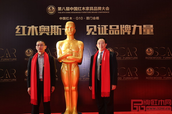 全聯(lián)藝術紅木家具專業(yè)委員會專家顧問、華南農業(yè)大學博士生導師李凱夫（右）與林木軒董事長朱南雄在品牌大會現(xiàn)場合影留念