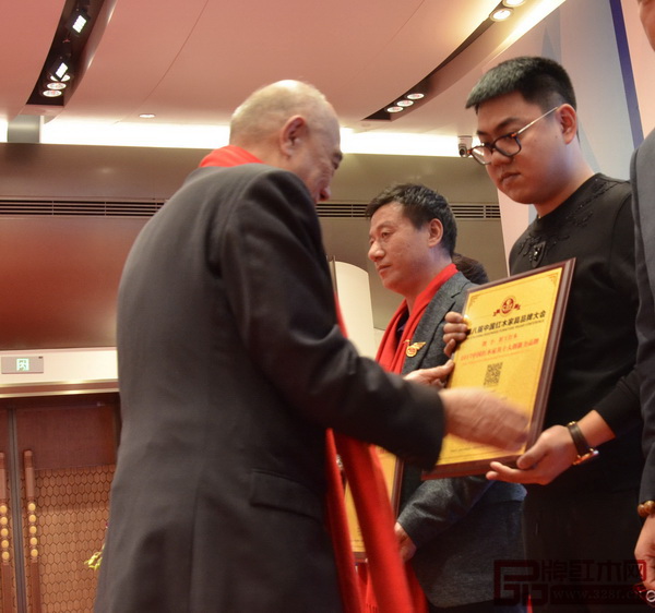上海市家具研究所副所長許美琪為大清御品頒發(fā)2017中國紅木家具十大創(chuàng)新力品牌榮譽