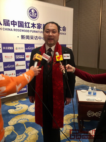 太和木作創(chuàng)始人關(guān)毅接受央視、廣東電視臺(tái)、新浪、品牌紅木網(wǎng)等媒體采訪 太和木作創(chuàng)始人關(guān)毅接受央視、廣東電視臺(tái)、新浪、品牌紅木網(wǎng)等媒體采訪