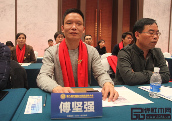 海強(qiáng)紅木營(yíng)銷(xiāo)總監(jiān)傅堅(jiān)強(qiáng)出席“第八屆中國(guó)紅木家具品牌大會(huì)” 海強(qiáng)紅木營(yíng)銷(xiāo)總監(jiān)傅堅(jiān)強(qiáng)出席“第八屆中國(guó)紅木家具品牌大會(huì)”