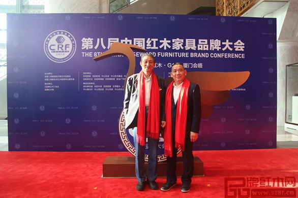 華廈·大不同董事長陳田華與原故宮博物院文?？萍疾恐魅尾莒o樓在大會現(xiàn)場合影留念