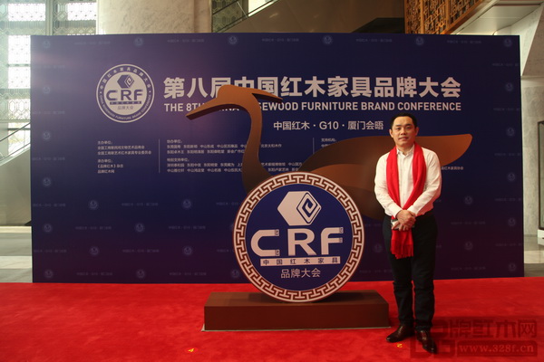 大成尚品董事長房黃秋奇在大會現(xiàn)場合影留念 大成尚品董事長房黃秋奇在大會現(xiàn)場合影留念