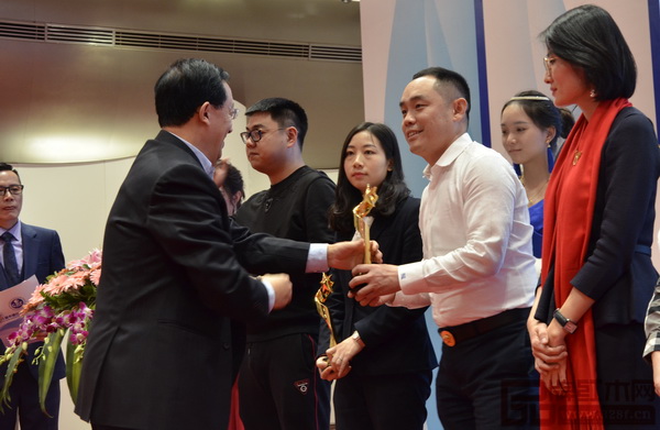 華南農(nóng)業(yè)大學(xué)博士生導(dǎo)師李凱夫（左一）給大成尚品董事長黃秋奇頒發(fā)獲獎獎杯