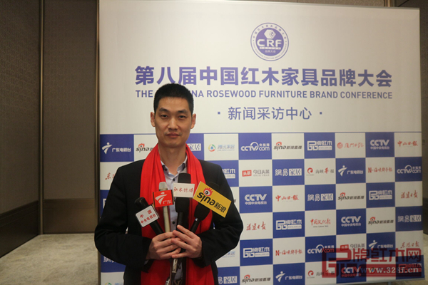 明堂紅木營(yíng)銷總監(jiān)張德斌接受各大媒體采訪 明堂紅木營(yíng)銷總監(jiān)張德斌接受各大媒體采訪