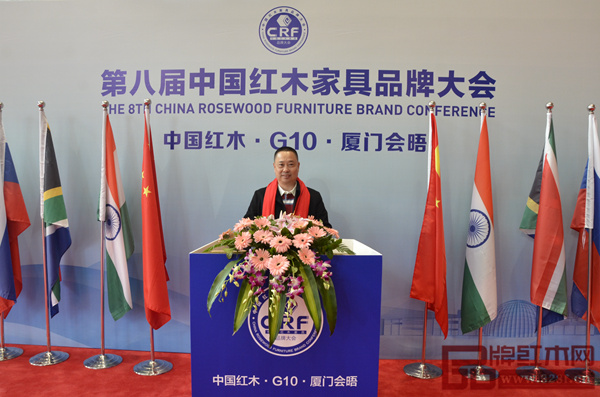中唐紅木城董事長(zhǎng)在大會(huì)現(xiàn)場(chǎng)拍照留影