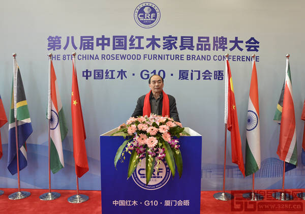 中唐紅木城股東代表伍東偉在大會(huì)現(xiàn)場(chǎng)拍照留影
