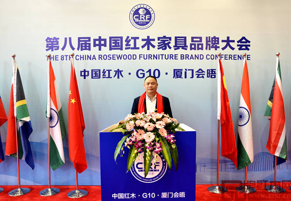 長(zhǎng)匯紅木董事長(zhǎng)曾招桓在大會(huì)現(xiàn)場(chǎng)拍照留影 長(zhǎng)匯紅木董事長(zhǎng)曾招桓在大會(huì)現(xiàn)場(chǎng)拍照留影