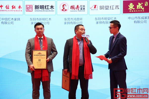 懷古紅木董事長林志權(quán)(中)接受央視主持人李曉東(右一)采訪并精煉闡述對“影響力品牌”的理解 懷古紅木董事長林志權(quán)(中)接受央視主持人李曉東(右一)采訪并精煉闡述對“影響力品牌”的理解