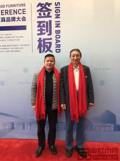 全聯(lián)藝術(shù)紅木家具專業(yè)委員會專家顧問、原故宮博物院文保科技部主任曹靜樓(右)與木緣紅木董事長汪輝(左)合影留念 全聯(lián)藝術(shù)紅木家具專業(yè)委員會專家顧問、原故宮博物院文??萍疾恐魅尾莒o樓(右)與木緣紅木董事長汪輝(左)合影留念