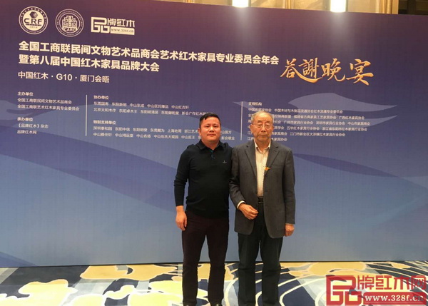 全聯(lián)藝術(shù)紅木家具專業(yè)委員會專家顧問、中國紅木家具技術(shù)專家曹新民(右)與木緣紅木董事長汪輝(左)合影留念 全聯(lián)藝術(shù)紅木家具專業(yè)委員會專家顧問、中國紅木家具技術(shù)專家曹新民(右)與木緣紅木董事長汪輝(左)合影留念
