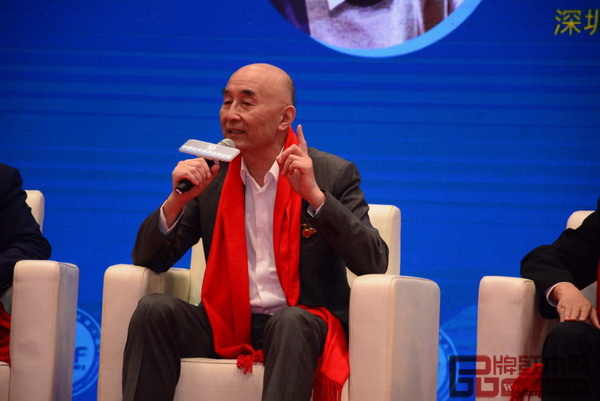 中國傳統(tǒng)工藝大師、全聯(lián)藝術(shù)紅木家具專業(yè)委員會主席團主席、深圳泰和園董事長邵湘文在論壇表示,紅木家具要走出國門要發(fā)揚工匠精神 中國傳統(tǒng)工藝大師、全聯(lián)藝術(shù)紅木家具專業(yè)委員會主席團主席、深圳泰和園董事長邵湘文在論壇表示,紅木家具要走出國門要發(fā)揚工匠精神