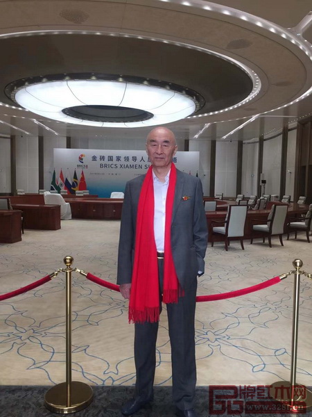 中國傳統(tǒng)工藝大師、全聯(lián)藝術(shù)紅木家具專業(yè)委員會主席團主席、深圳泰和園董事長邵湘文受邀參加在金磚領(lǐng)導(dǎo)人會晤地——廈門國際會議中心隆重舉行的第八屆中國紅木家具品牌大會 中國傳統(tǒng)工藝大師、全聯(lián)藝術(shù)紅木家具專業(yè)委員會主席團主席、深圳泰和園董事長邵湘文受邀參加在金磚領(lǐng)導(dǎo)人會晤地——廈門國際會議中心隆重舉行的第八屆中國紅木家具品牌大會