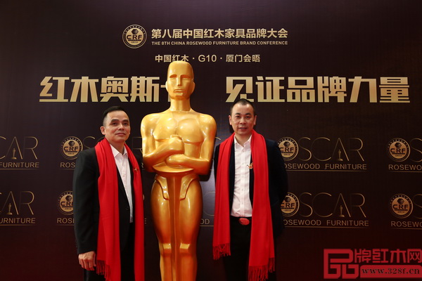 華行紅木總經(jīng)理黃岸峰(右)受邀出席第八屆中國紅木家具品牌大會并在大會主題展板前留影 華行紅木總經(jīng)理黃岸峰(右)受邀出席第八屆中國紅木家具品牌大會并在大會主題展板前留影
