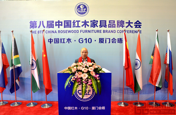 豪盛紅木總經(jīng)理黃愛豪在大會現(xiàn)場拍照留影 豪盛紅木總經(jīng)理黃愛豪在大會現(xiàn)場拍照留影