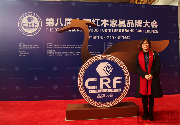 豪盛紅木副總經(jīng)理趙翠云在大會現(xiàn)場拍照留影 豪盛紅木副總經(jīng)理趙翠云在大會現(xiàn)場拍照留影