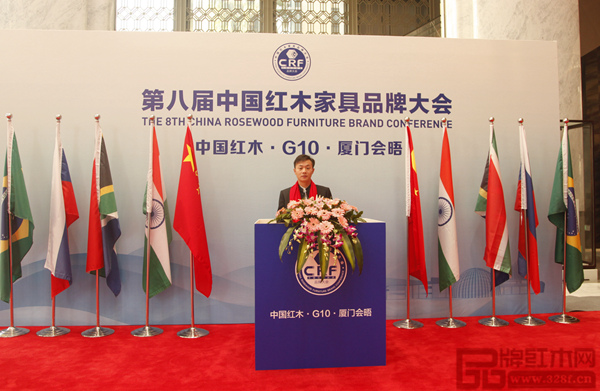 成信堂紅木周路敬于大會(huì)現(xiàn)場(chǎng)拍照留影