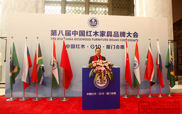 洪祥軒紅木總經(jīng)理曾祥濃于大會(huì)現(xiàn)場(chǎng)拍照留影 洪祥軒紅木總經(jīng)理曾祥濃于大會(huì)現(xiàn)場(chǎng)拍照留影