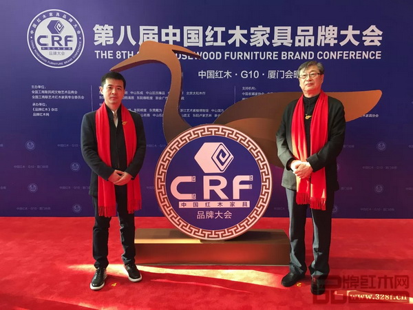 富雅紅木樓董事長路楠(左)和富雅紅木樓總經理劉潤謙(右)在活動現(xiàn)場留影 富雅紅木樓董事長路楠(左)和富雅紅木樓總經理劉潤謙(右)在活動現(xiàn)場留影