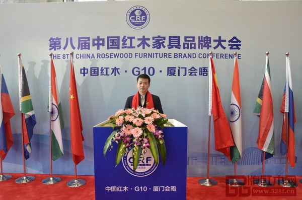 富雅紅木樓董事長路楠受邀出席第八屆中國紅木家具品牌大會并在活動現(xiàn)場留影 富雅紅木樓董事長路楠受邀出席第八屆中國紅木家具品牌大會并在活動現(xiàn)場留影