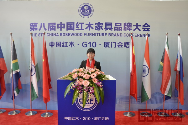 新會(huì)古典家具城董事，市場(chǎng)和招商總監(jiān)呂葉香受邀參加第八屆中國(guó)紅木家具品牌大會(huì)