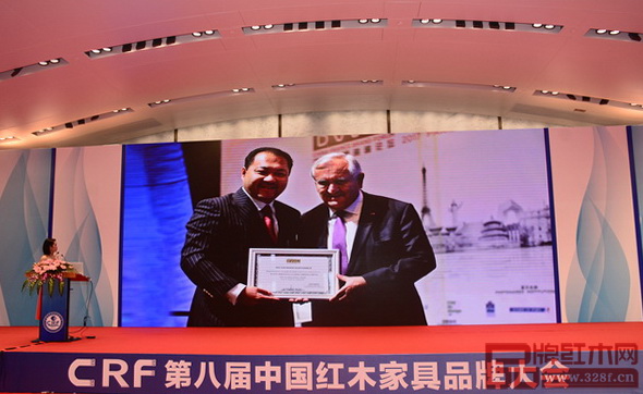 《一帶一路 文化自信 輝煌太和——太和木作品牌發(fā)布會》上播放的視頻,法國前總理拉法蘭為太和木作創(chuàng)始人關(guān)毅頒獎的精彩瞬間 《一帶一路 文化自信 輝煌太和——太和木作品牌發(fā)布會》上播放的視頻,法國前總理拉法蘭為太和木作創(chuàng)始人關(guān)毅頒獎的精彩瞬間