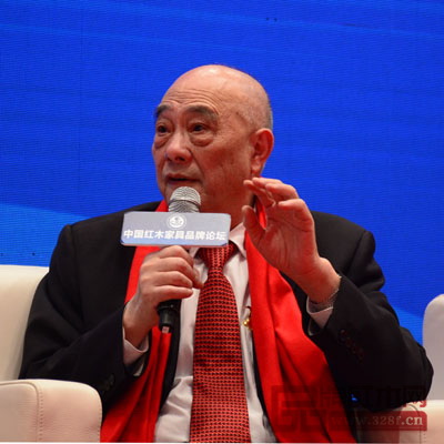 全聯(lián)藝術紅木家具專業(yè)委員會專家顧問、上海市家具研究所副所長許美琪 全聯(lián)民間文物藝術品商會藝術紅木家具專業(yè)委員會專家顧問、上海市家具研究所副所長許美琪