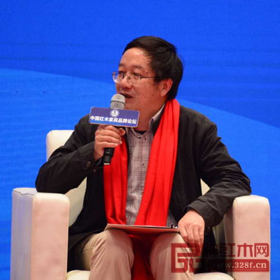 全聯(lián)藝術紅木家具專業(yè)委員會專家顧問、深圳大學家具設計研究所所長唐開軍 全聯(lián)民間文物藝術品商會藝術紅木家具專業(yè)委員會專家顧問、深圳大學家具設計研究所所長唐開軍