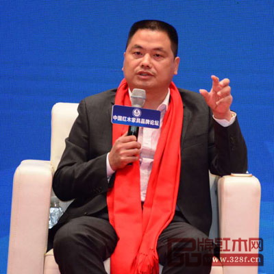 全聯(lián)藝術(shù)紅木家具專業(yè)委員會(huì)主席團(tuán)主席、東陽(yáng)中信紅木董事長(zhǎng)李忠信 全聯(lián)民間文物藝術(shù)品商會(huì)藝術(shù)紅木家具專業(yè)委員會(huì)主席團(tuán)主席、東陽(yáng)中信紅木董事長(zhǎng)李忠信