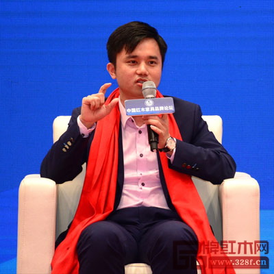 全聯(lián)民間文物藝術(shù)品商會副會長、全聯(lián)藝術(shù)紅木家具專業(yè)委員會執(zhí)行會長兼秘書長、弘木傳媒CEO林偉華