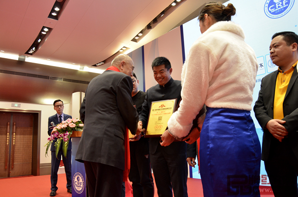 全聯(lián)藝術(shù)紅木家具專業(yè)委員會專家顧問許美琪為居典紅木頒獎掠影 全聯(lián)藝術(shù)紅木家具專業(yè)委員會專家顧問許美琪為居典紅木頒獎掠影