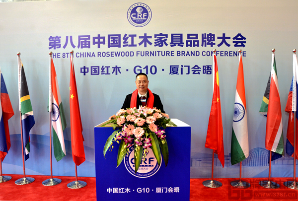 中唐紅木城董事長方達良于大會現(xiàn)場拍照留影 中唐紅木城董事長方達良于大會現(xiàn)場拍照留影