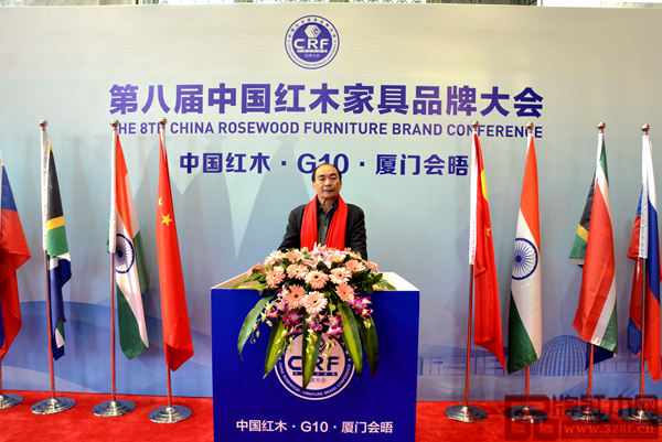 中唐紅木城股東代表、財務(wù)總監(jiān)伍東偉于大會現(xiàn)場拍照留影 中唐紅木城股東代表、財務(wù)總監(jiān)伍東偉于大會現(xiàn)場拍照留影