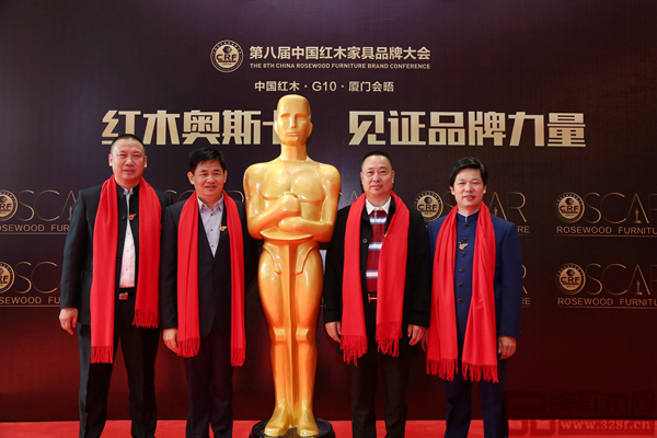 全聯(lián)藝術(shù)紅木家具專業(yè)委員會專家顧問謝巧明(左二),中唐紅木城董事長方達良(右二),中唐紅木城股東代表、東成紅木董事長張錫復(fù)(右一),西安紅木雅居閣總裁石立峰(左一)于第八屆紅木家具品牌大會合影留念 全聯(lián)藝術(shù)紅木家具專業(yè)委員會專家顧問謝巧明(左二),中唐紅木城董事長方達良(右二),中唐紅木城股東代表、東成紅木董事長張錫復(fù)(右一),西安紅木雅居閣總裁石立峰(左一)于第八屆紅木家具品牌大會合影留念