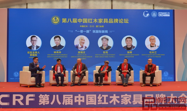 在第二輪“‘一帶一路’筑國際新局”論壇中，教育部《家具設(shè)計與制造》專業(yè)帶頭人彭亮（右三）、明清家具研究學(xué)者張輝（右二）、中國傳統(tǒng)工藝大師邵湘文（左三）、全聯(lián)藝術(shù)紅木家具專業(yè)委員會執(zhí)行會長兼秘書長林偉華（左二）、東陽卓木王總裁杜長江（右一）暢談了對紅木國際化之路的理解，為企業(yè)未來發(fā)展指明了方向 在第二輪“‘一帶一路’筑國際新局”論壇中，教育部《家具設(shè)計與制造》專業(yè)帶頭人彭亮（右三）、明清家具研究學(xué)者張輝（右二）、中國傳統(tǒng)工藝大師邵湘文（左三）、全聯(lián)民間文物藝術(shù)品商會藝術(shù)紅木家具專業(yè)委員會執(zhí)行會長兼秘書長林偉華（左二）、東陽卓木王總裁杜長江（右一）暢談了對紅木國際化之路的理解，為企業(yè)未來發(fā)展指明了方向