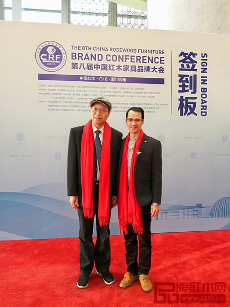 榮燊堂總經(jīng)理陳智彬(右)與全聯(lián)藝術(shù)紅木家具專業(yè)委員會(huì)專家顧問、教育部教學(xué)改革示范專業(yè)“家具設(shè)計(jì)與制造”專業(yè)帶頭人彭亮(左)在第八屆中國(guó)紅木家具品牌大會(huì)活動(dòng)現(xiàn)場(chǎng)合影留念 榮燊堂總經(jīng)理陳智彬(右)與全聯(lián)藝術(shù)紅木家具專業(yè)委員會(huì)專家顧問、教育部教學(xué)改革示范專業(yè)“家具設(shè)計(jì)與制造”專業(yè)帶頭人彭亮(左)在第八屆中國(guó)紅木家具品牌大會(huì)活動(dòng)現(xiàn)場(chǎng)合影留念