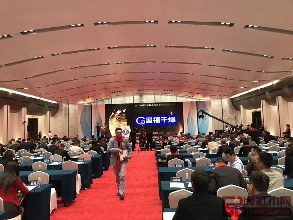 國福干燥榮獲“2017中國紅木家具特具影響力環(huán)保烘干機械品牌”頒獎視頻在第八屆中國紅木家具品牌大會上播放 國福干燥榮獲“2017中國紅木家具特具影響力環(huán)保烘干機械品牌”頒獎視頻在第八屆中國紅木家具品牌大會上播放