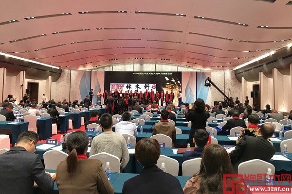 在全場領導嘉賓的共同見證下,林木軒榮膺“2017中國紅木家具特具競爭力品牌” 在全場領導嘉賓的共同見證下,林木軒榮膺“2017中國紅木家具特具競爭力品牌”