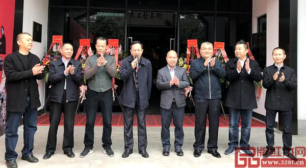 “2018佛陶大師力作暨黃愛豪古典家具精品展”開幕儀式嘉賓合影留念 “2018佛陶大師力作暨黃愛豪古典家具精品展”開幕儀式嘉賓合影留念