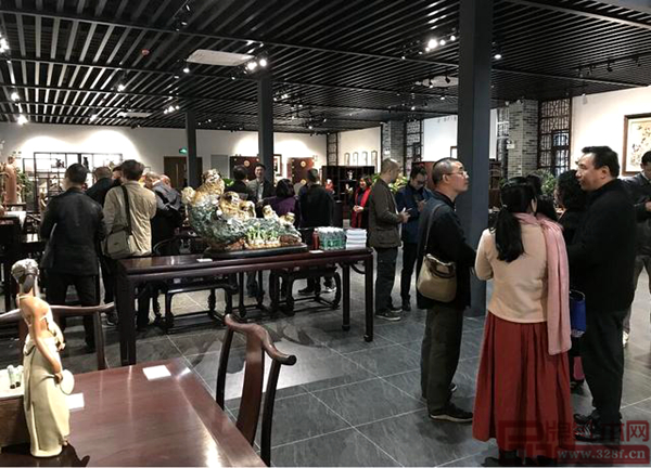 展覽現(xiàn)場熱鬧非凡 展覽現(xiàn)場熱鬧非凡