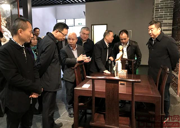 豪盛紅木總經(jīng)理黃愛豪(中)為眾多嘉賓講解紅木家具工藝制作 豪盛紅木總經(jīng)理黃愛豪(中)為眾多嘉賓講解紅木家具工藝制作