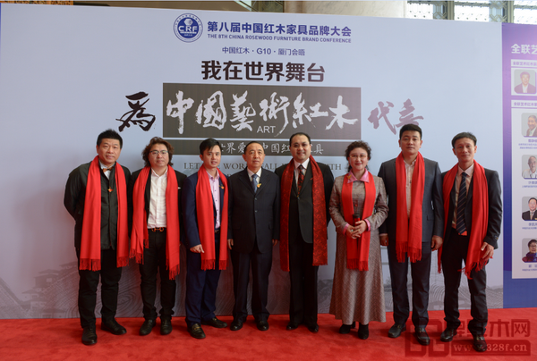 國家人力資源和社會(huì)保障部原副部長楊志明（左四）、中國收藏家協(xié)會(huì)副會(huì)長維佳（右三）、全聯(lián)藝術(shù)紅木家具專業(yè)委員會(huì)執(zhí)行會(huì)長兼秘書長林偉華（左三）等與太和木作創(chuàng)始人關(guān)毅（右四）一起為中國藝術(shù)紅木代言