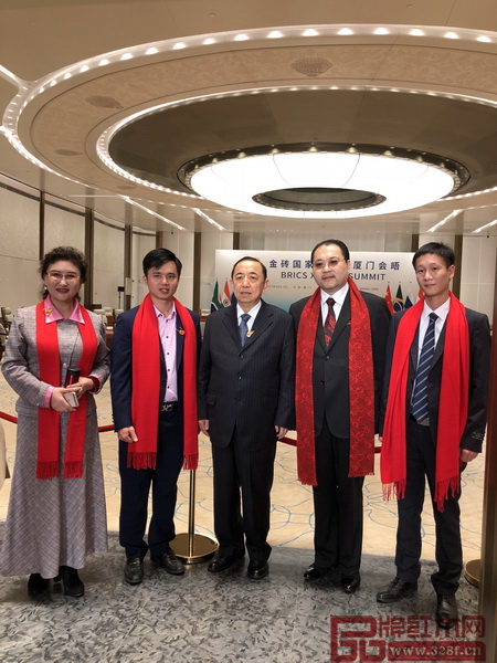 國家人力資源和社會(huì)保障部原副部長楊志明(左三)、中國收藏家協(xié)會(huì)副會(huì)長維佳(左一)、全聯(lián)藝術(shù)紅木家具專業(yè)委員會(huì)執(zhí)行會(huì)長兼秘書長林偉華(左二)、中山區(qū)氏臻品總經(jīng)理區(qū)錦澤(右一)與太和木作董事長關(guān)創(chuàng)始人毅(右二)在金磚廈門會(huì)晤地現(xiàn)場(chǎng)留影 國家人力資源和社會(huì)保障部原副部長楊志明(左三)、中國收藏家協(xié)會(huì)副會(huì)長維佳(左一)、全聯(lián)藝術(shù)紅木家具專業(yè)委員會(huì)執(zhí)行會(huì)長兼秘書長林偉華(左二)、中山區(qū)氏臻品總經(jīng)理區(qū)錦澤(右一)與太和木作董事長關(guān)創(chuàng)始人毅(右二)在金磚廈門會(huì)晤地現(xiàn)場(chǎng)留影