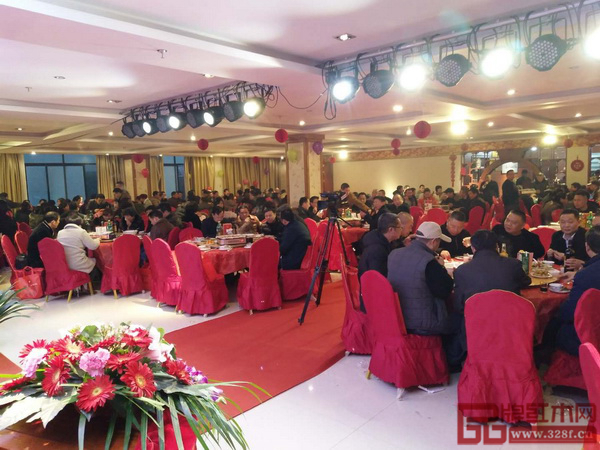 濟濟一堂,華廈·大不同家人、朋友、經(jīng)銷商們共赴年終晚宴 濟濟一堂,華廈·大不同家人、朋友、經(jīng)銷商們共赴年終晚宴