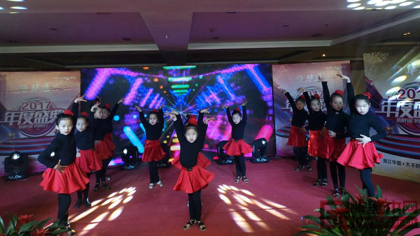 華廈·大不同員工家屬帶來活潑打少兒舞蹈 華廈·大不同員工家屬帶來活潑打少兒舞蹈