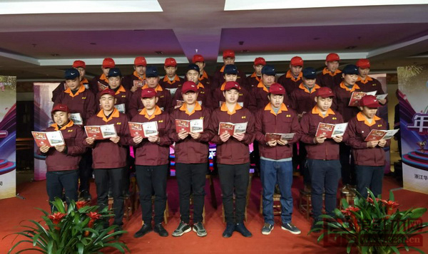 華廈·大不同員工代表帶來詩朗誦《工友情》 華廈·大不同員工代表帶來詩朗誦《工友情》