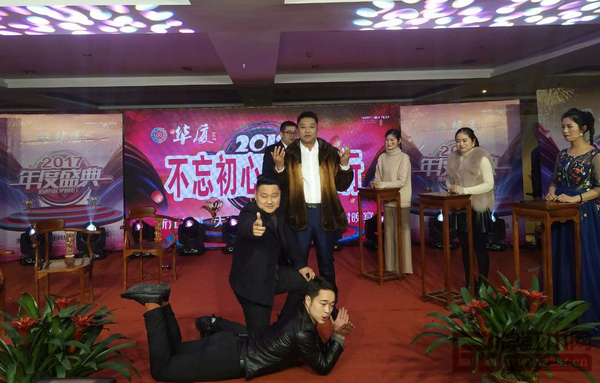 精彩的小品博得現(xiàn)場陣陣掌聲 精彩的小品博得現(xiàn)場陣陣掌聲